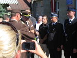 Der Leiter der Abteilung 20,  Hofrat Dr. Kurt Kalcher, verleiht den polnischen Feuerwehrkameraden die Steirische Katastrophenhilfemedaille in Bronze