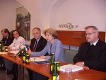 v.l.n.r.:Dr. Kurt Kalcher, Dr. Susanne Presinger, Landesamtsdirektor Dr. Gerhart Wielinger, Prim. Dr. Katharina Purtscher  und Bischofsvikar Prälat Dr. Heinrich Schnuderl. Foto: Landespressedienst.