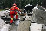 Rettungshund mit Hundeführerin im Turniereinsatz.