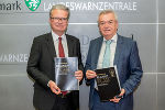 LH Christopher Drexler (l.) und LH-Stv. Anton Lang mit dem „Gesamtsteirischen Blackout-Plan” 