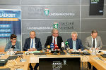 Pressekonferenz zum „Gesamtsteirischen Blackout-Plan”: LH Christopher Drexler (M.) flankiert von LH-Stv. Anton Lang und dem Leiter der Fachabteilung Katastrophenschutz und Landesverteidigung Harald Eitner (r.) sowie Zivilschutzverband Steiermark-Präsident Armin Forster und Vizepräsidentin Bernadette Kerschler (l.) 